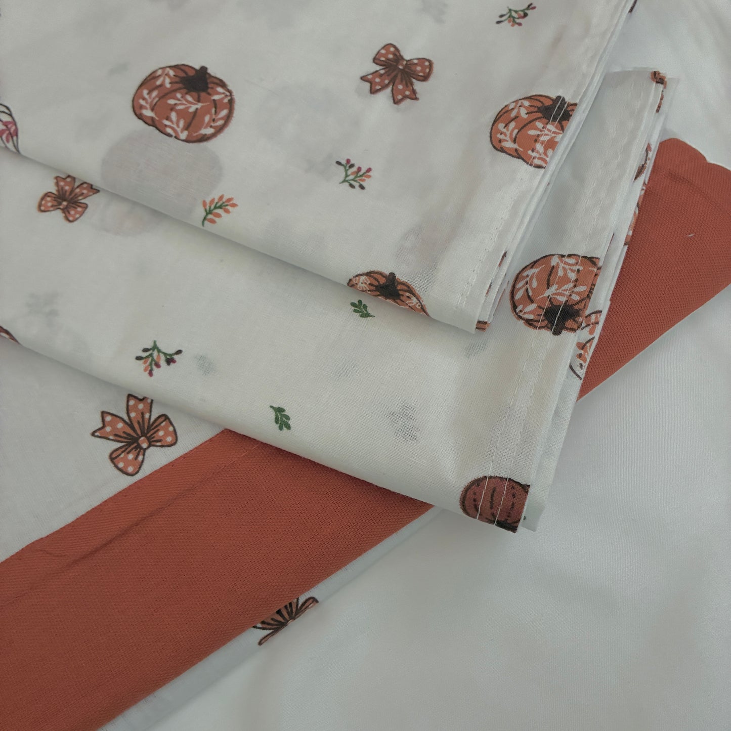 Queen Size Bedspread 90x100 inches ( 2 PILLOW COVERS)