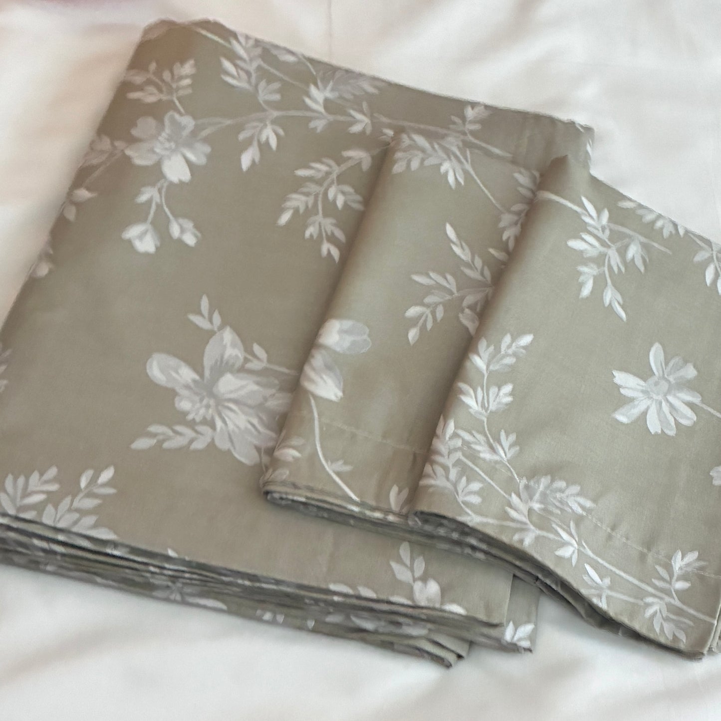 Super King Size Bedspread 120x 120 inches (2 PILLOW COVERS)