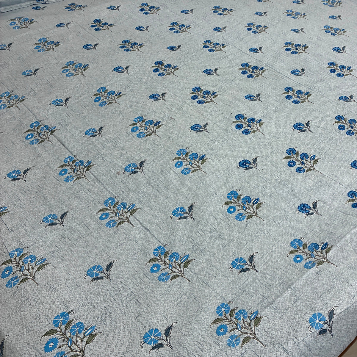Super King Size Bedspread 120x 120 inches (2 PILLOW COVERS)