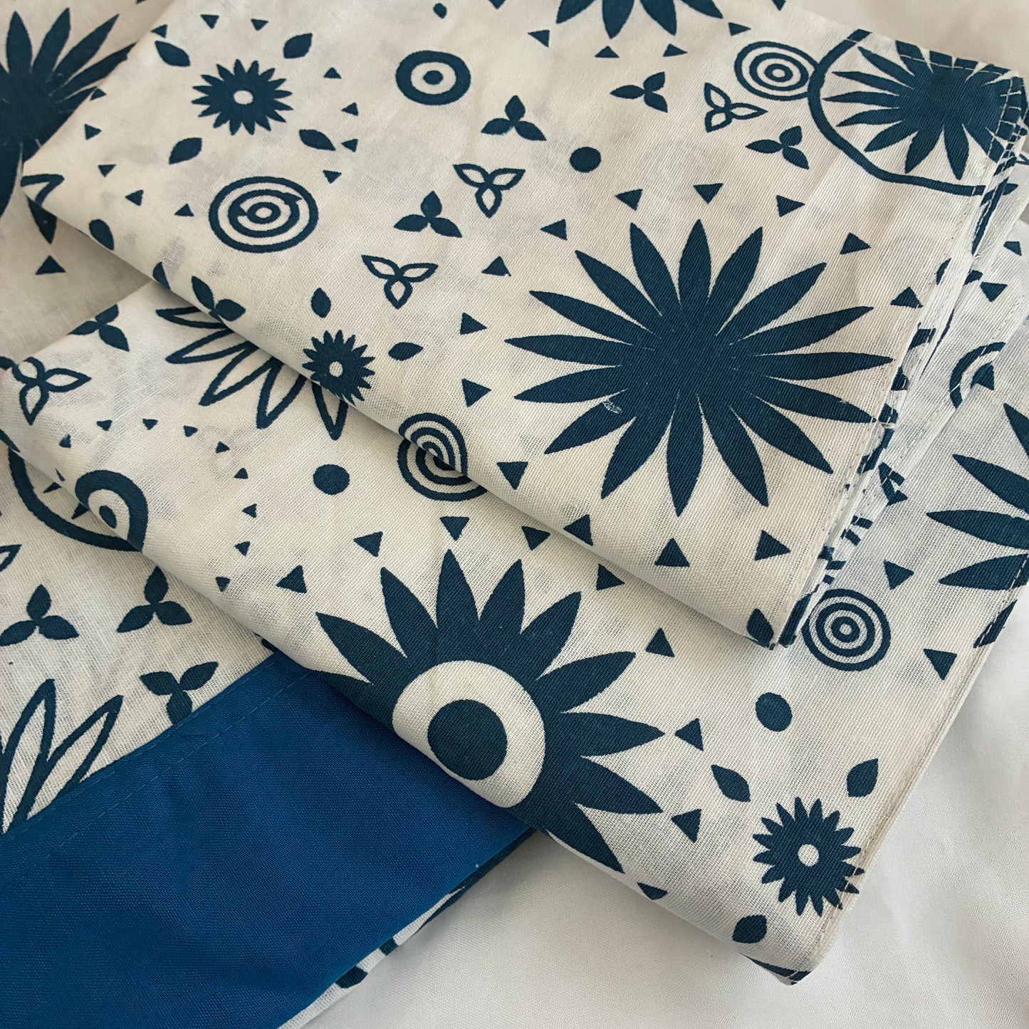 Blue Queen Size Bedspread 90x100 inches ( 2 PILLOW COVERS)