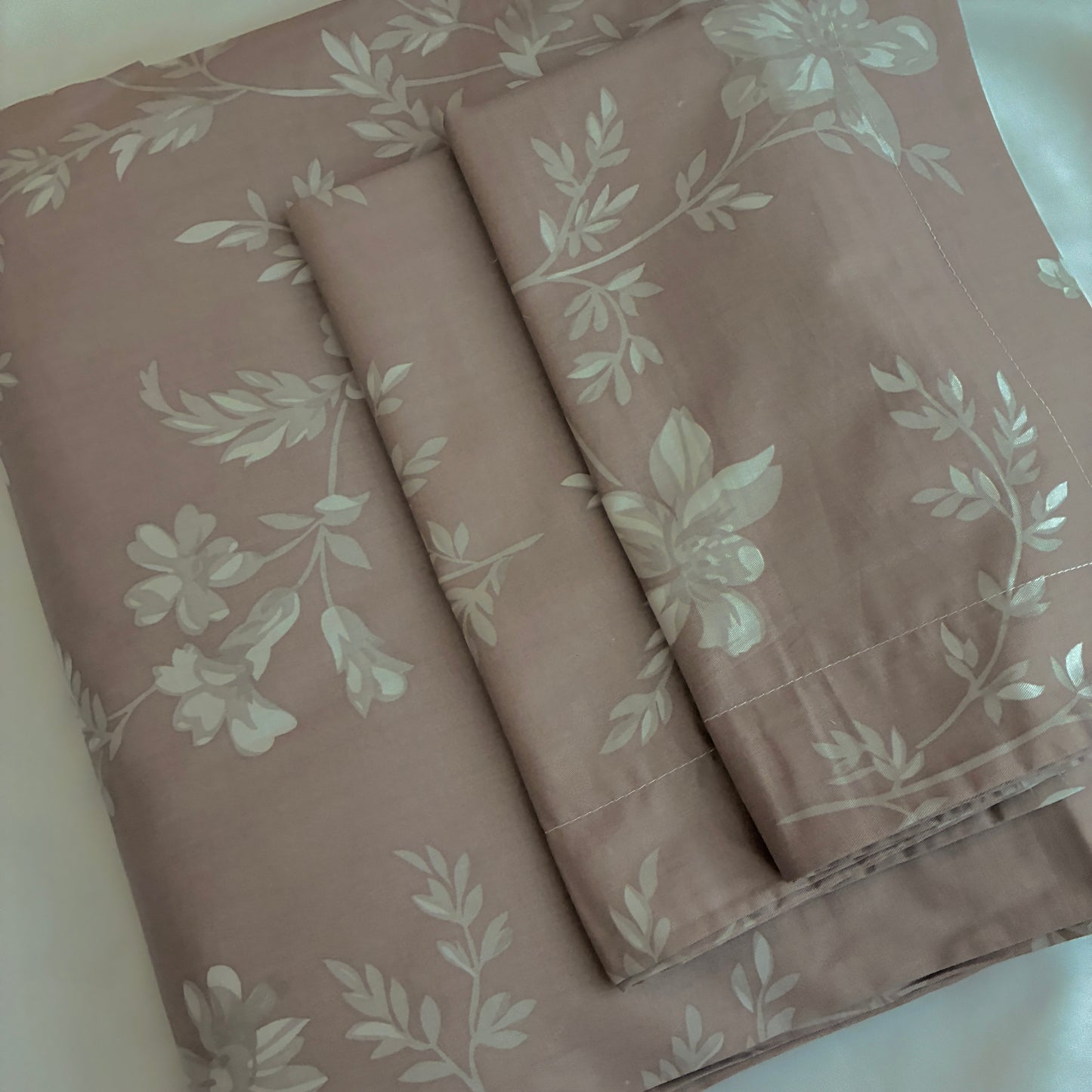 Super King Size Bedspread 120x 120 inches (2 PILLOW COVERS)