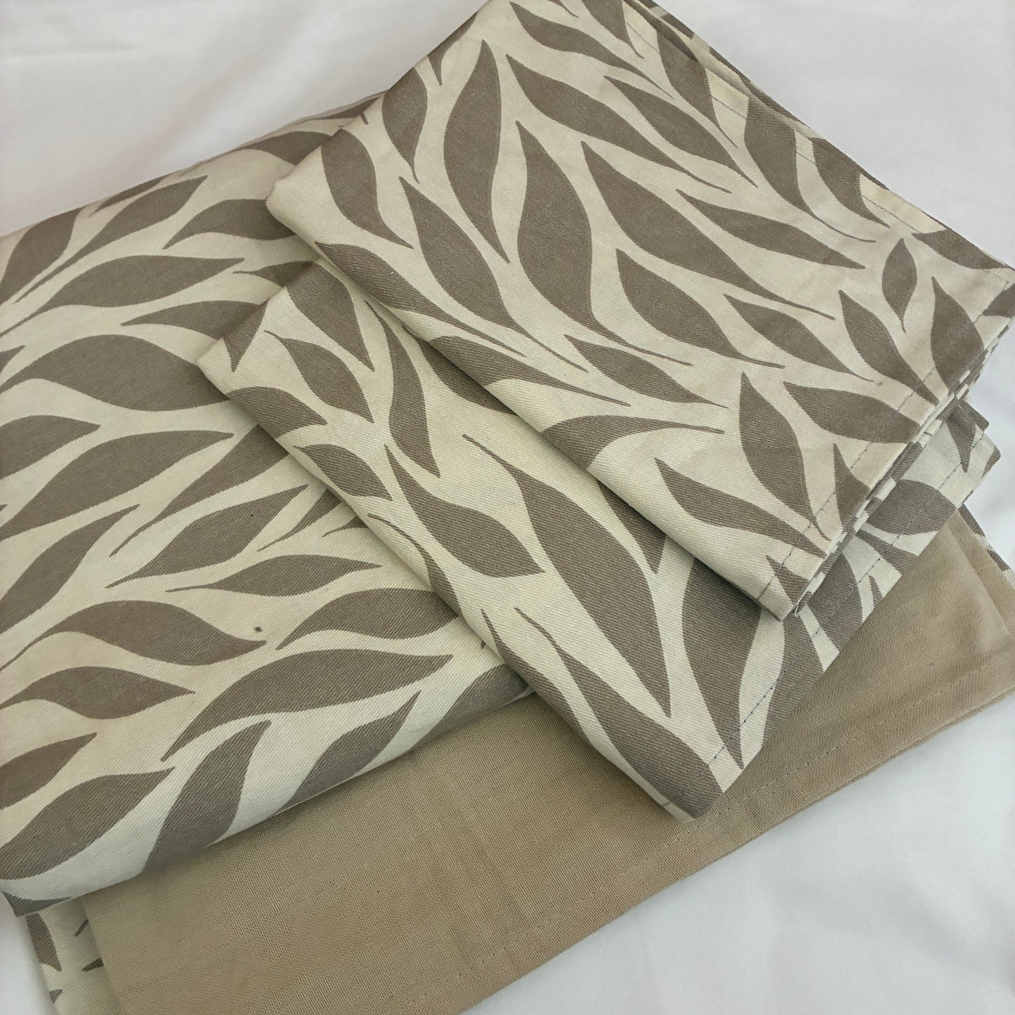 Brown Leaf King Size Cotton Bedspread 100x110 in (2 pillow covers)
