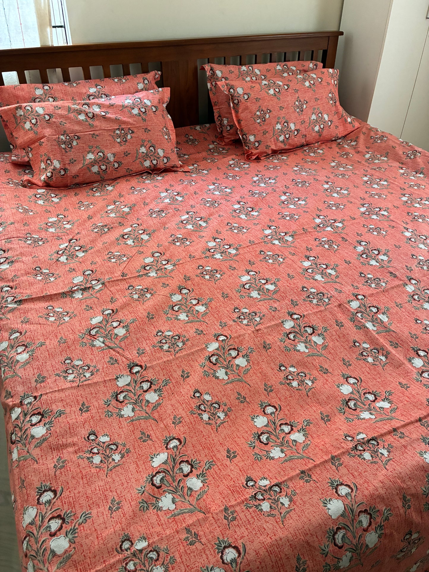 Super King Size Bedspread 110 x 120 inches With 4 Pillow Covers