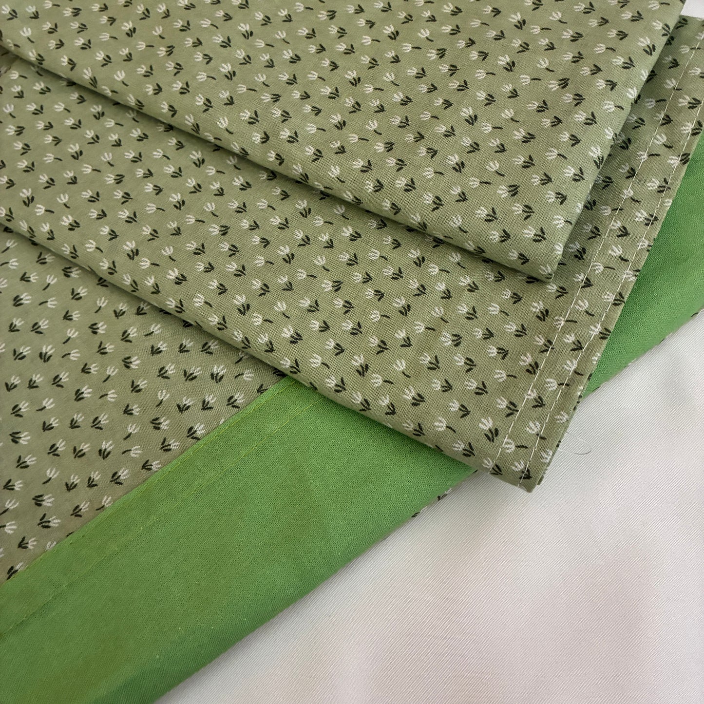 Green Floral Queen bedspread 90x100 in(2 pillow covers)