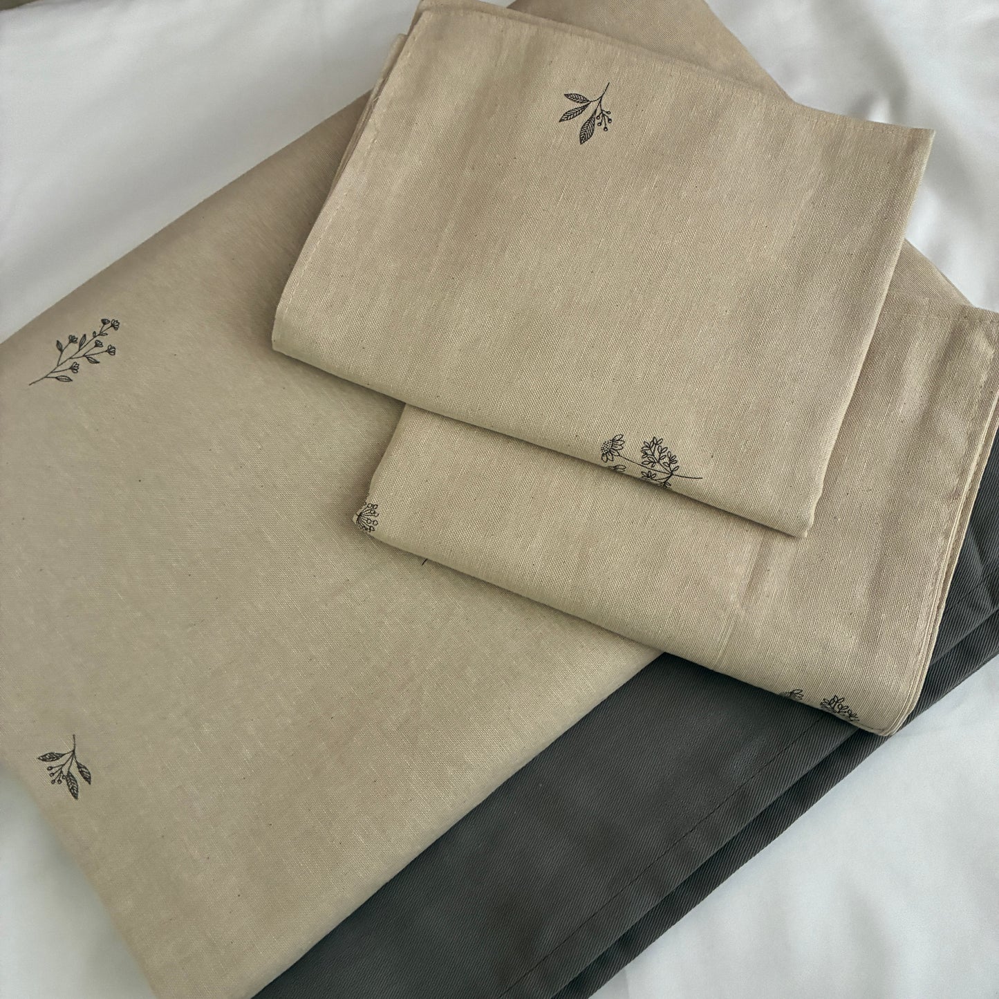 Ivory Spring Queen Size Bedspread 90x100 inches ( 2 PILLOW COVERS)