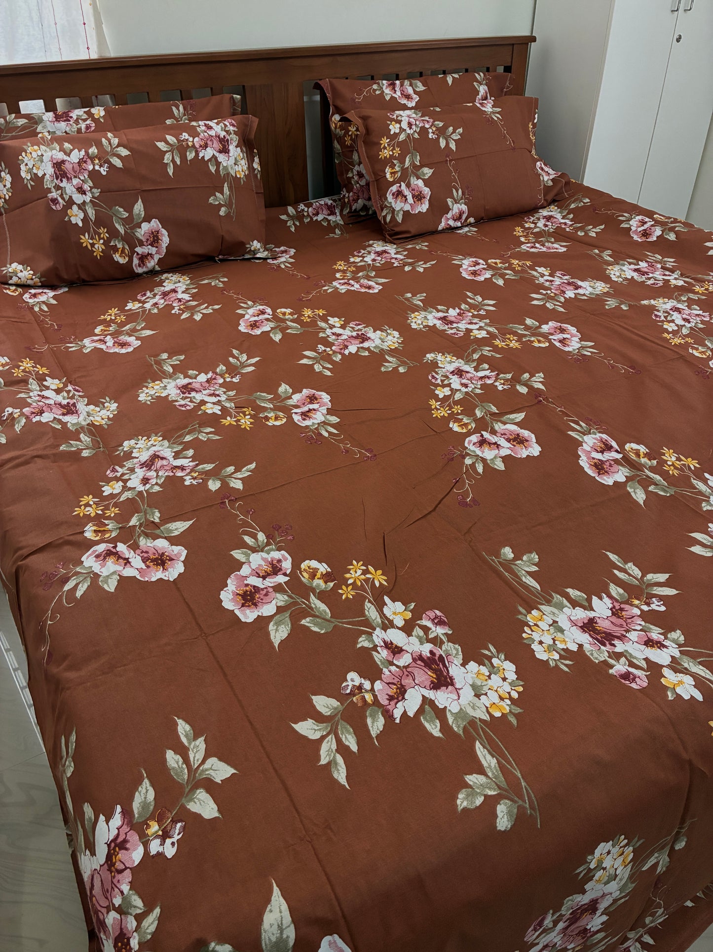 Super King Size Bedspread 110 x 120 inches With 4 Pillow Covers