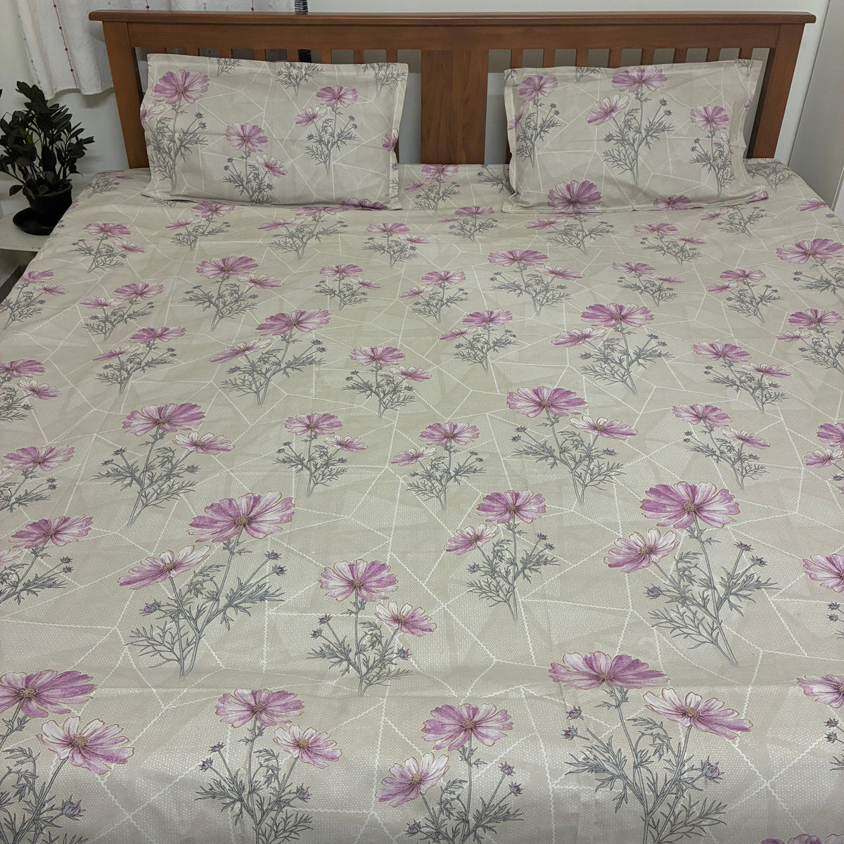 Super King Size Bedspread 120x 120 inches (2 PILLOW COVERS)