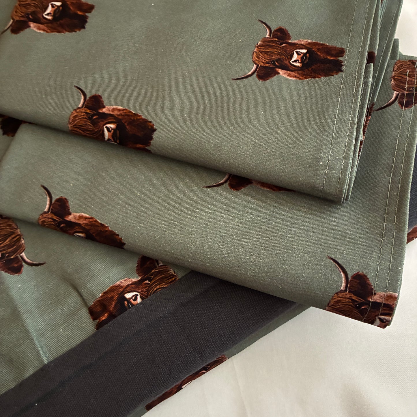Bison Queen Size Bedspread 90x100 inches ( 2 PILLOW COVERS)