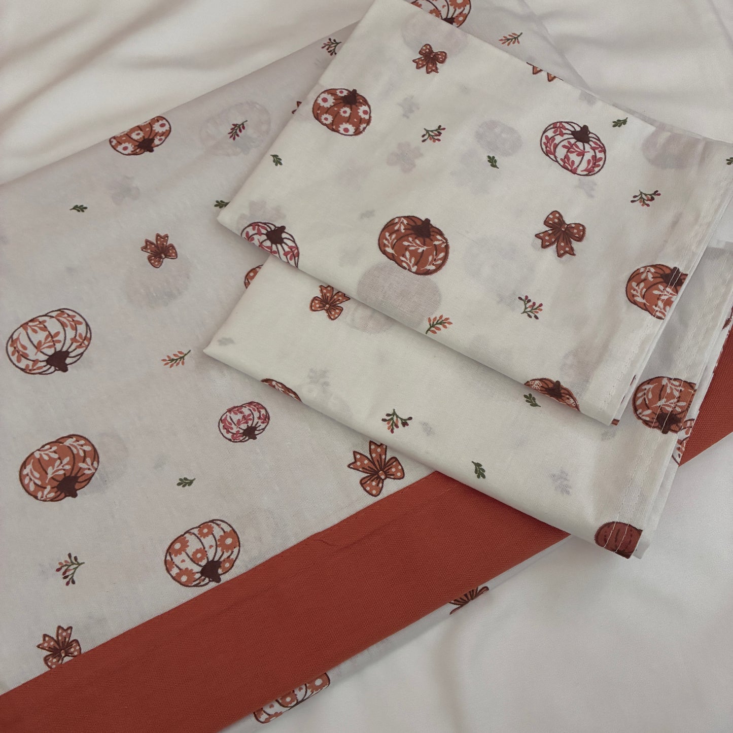 Queen Size Bedspread 90x100 inches ( 2 PILLOW COVERS)