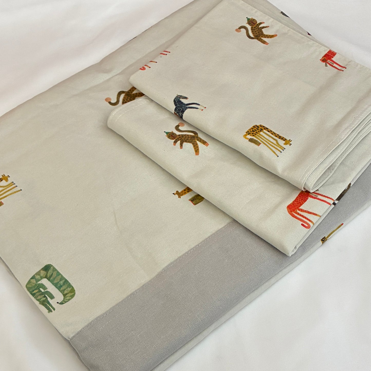 Cute Animal Queen bedspread 90x100 in(2 pillow covers)