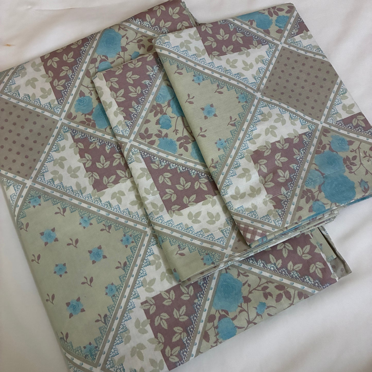 300tc premium Queen bedspread 90x100 in(2 pillow covers)