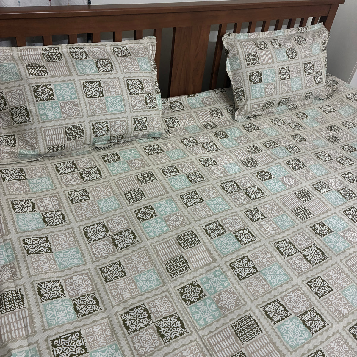 Super King Size Bedspread 120x 120 inches (2 PILLOW COVERS)
