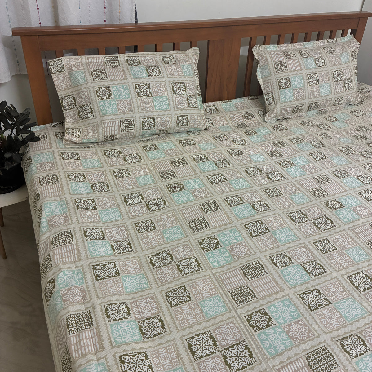 Super King Size Bedspread 120x 120 inches (2 PILLOW COVERS)