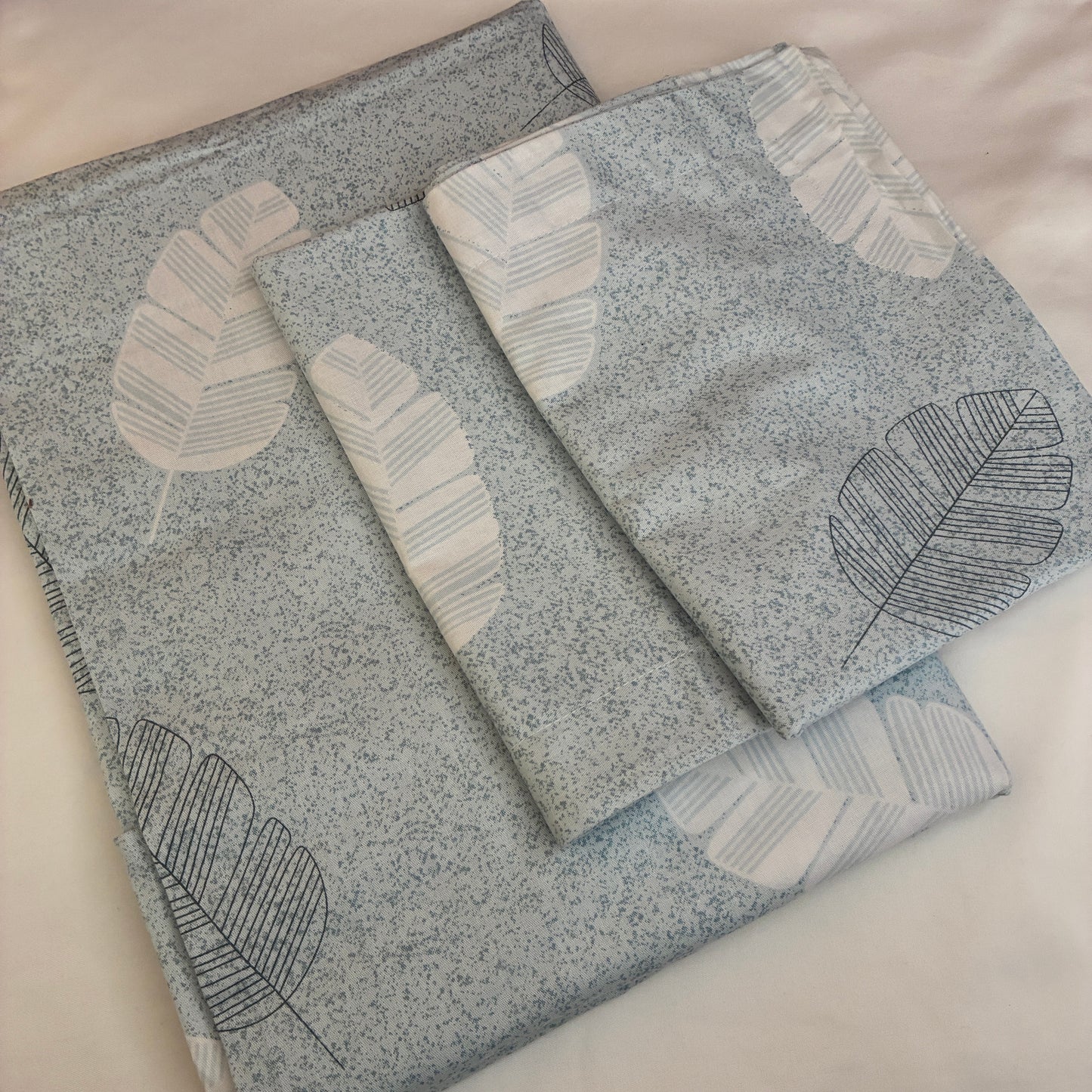 Grey Leaf 300tc premium Queen bedspread 90x100 in(2 pillow covers)