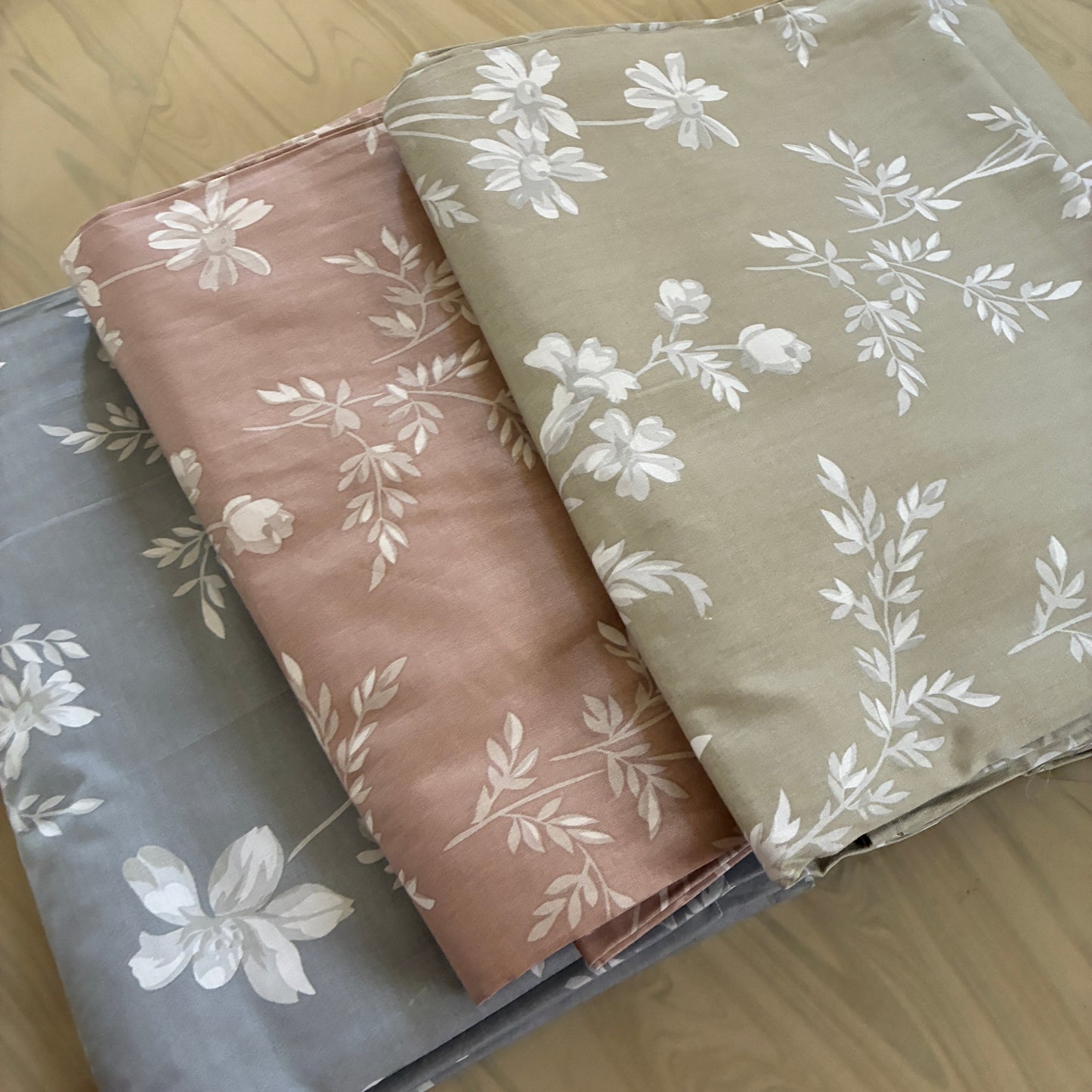 Super King Size Bedspread 120x 120 inches (2 PILLOW COVERS)