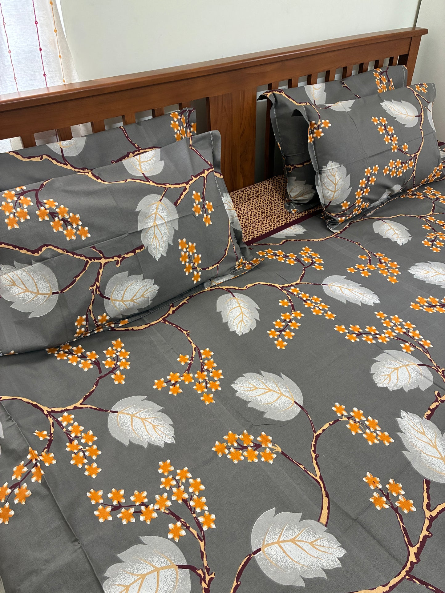 Super King Size Bedspread 110 x 120 inches With 4 Pillow Covers
