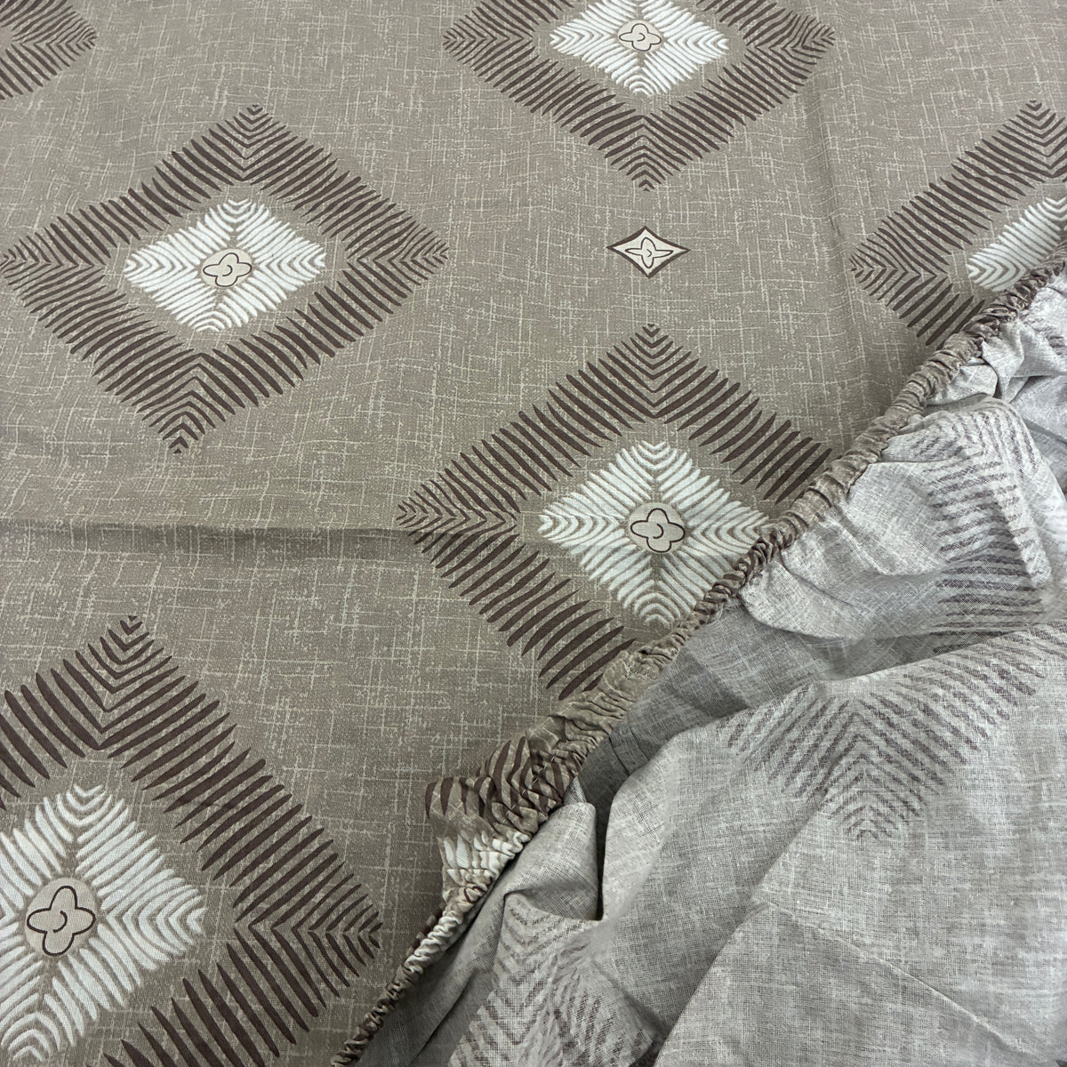 Brown Diamond Queen Size Fitted Cotton Bedspread (2 pillow covers)