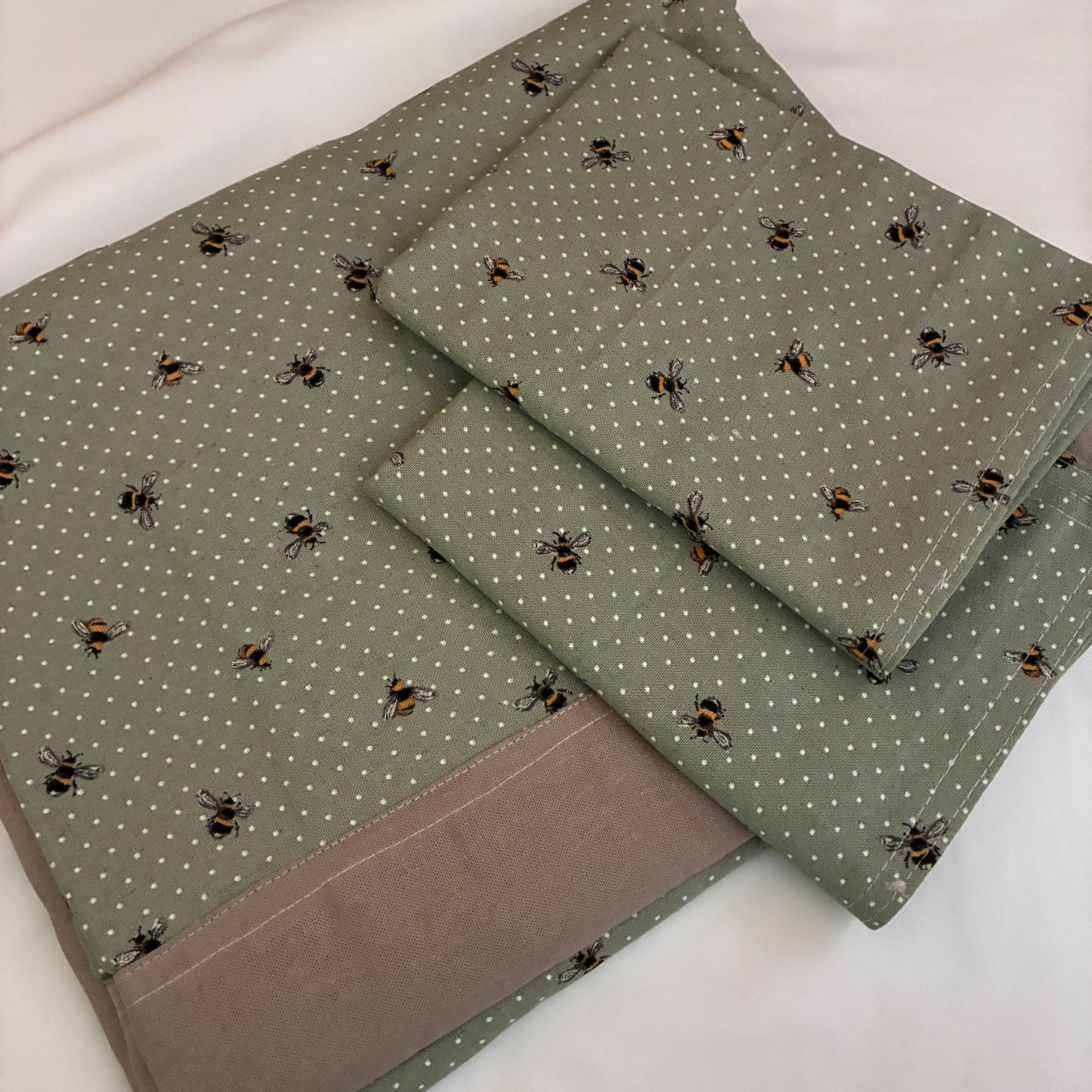Bees Queen Size Bedspread 90x100 inches ( 2 PILLOW COVERS)