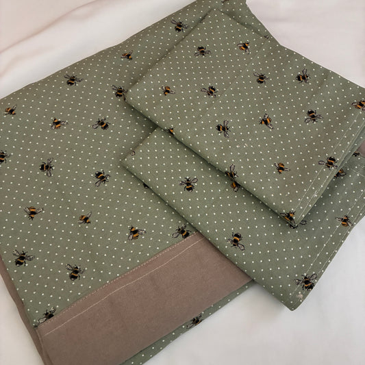 Bees Queen Size Bedspread 90x100 inches ( 2 PILLOW COVERS)