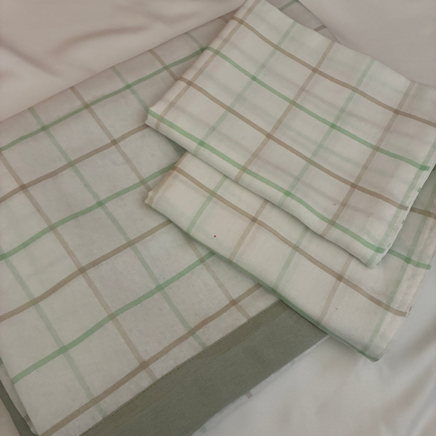Multi color Checks Queen Size Bedspread 90x100 inches ( 2 PILLOW COVERS)