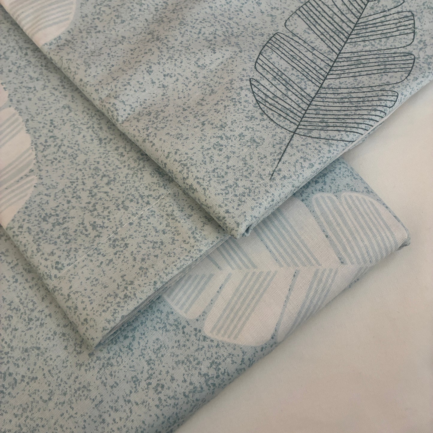 Grey Leaf 300tc premium Queen bedspread 90x100 in(2 pillow covers)