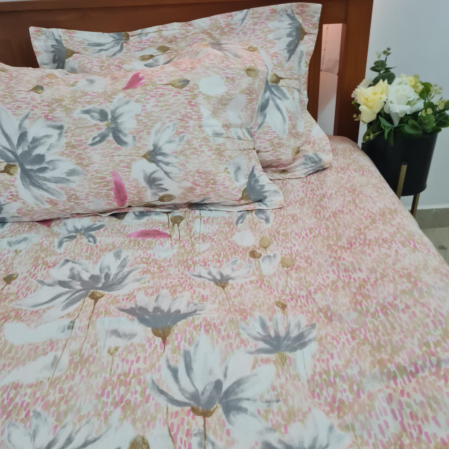 Pink floral Queen bedspread 90x100 in