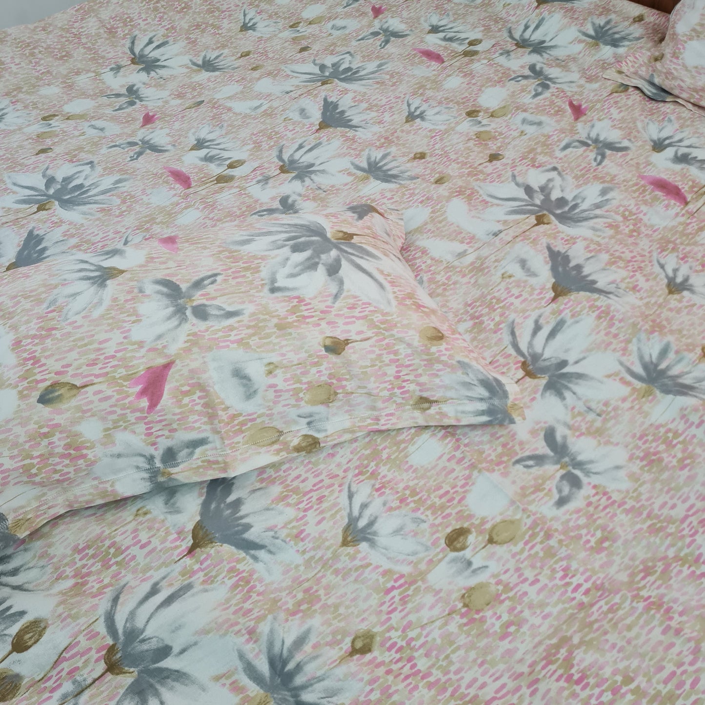 Pink floral Queen bedspread 90x100 in