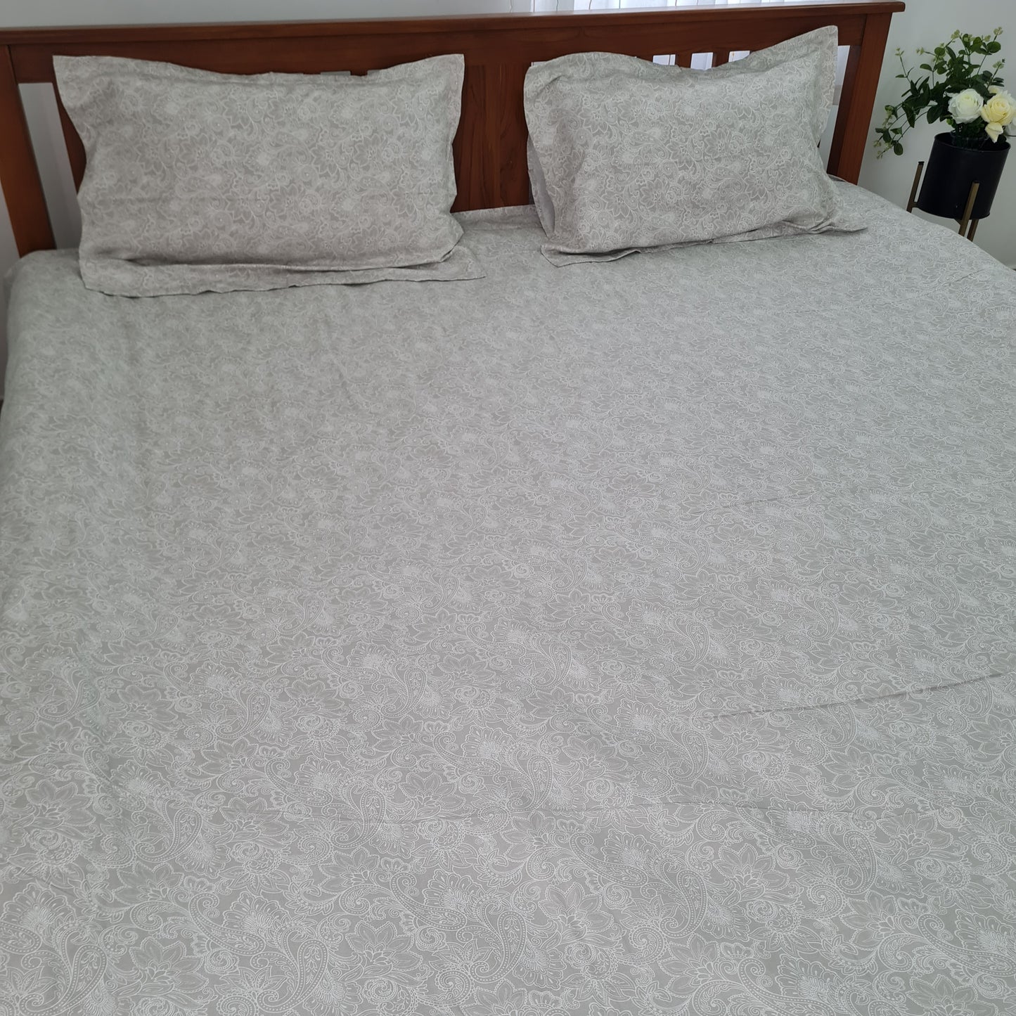 Grey floral Queen bedspread 90x108 in