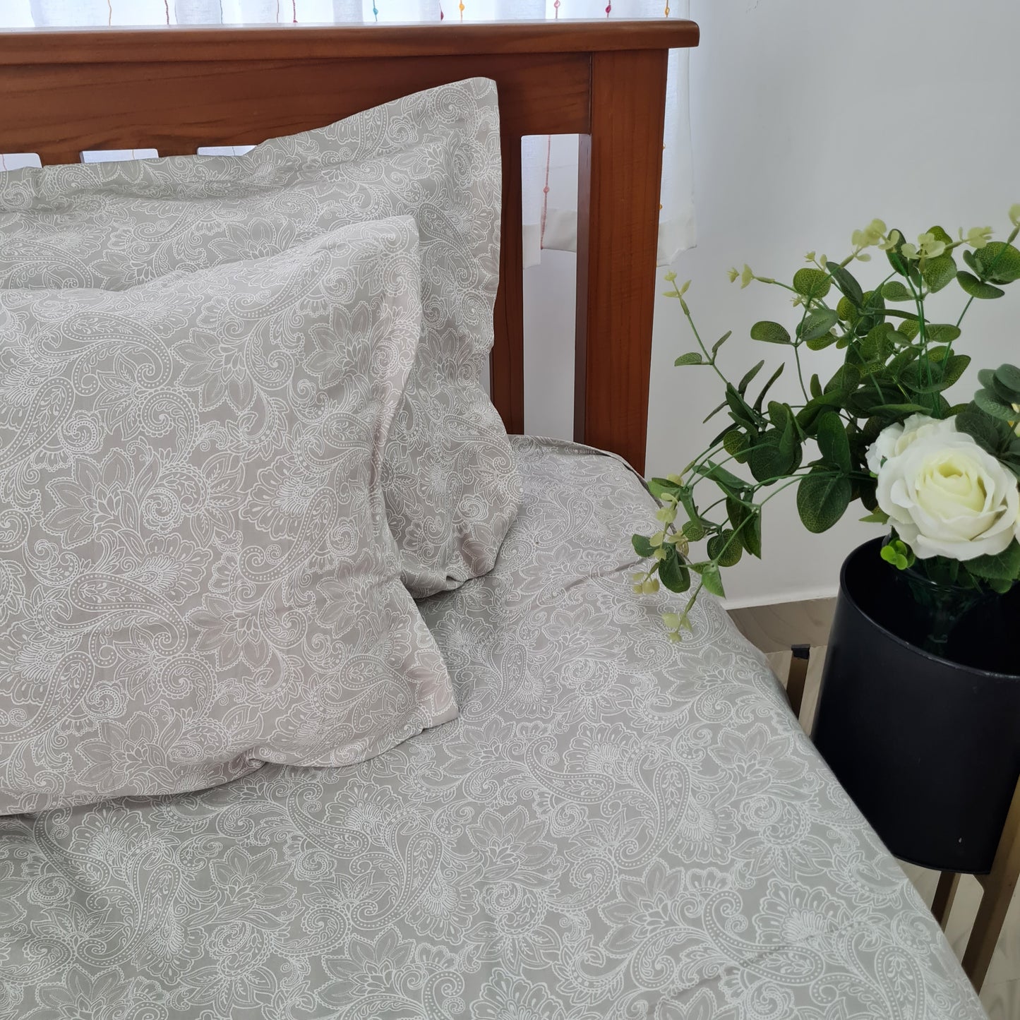 Grey floral Queen bedspread 90x108 in