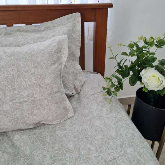 Grey floral Queen bedspread 90x108 in