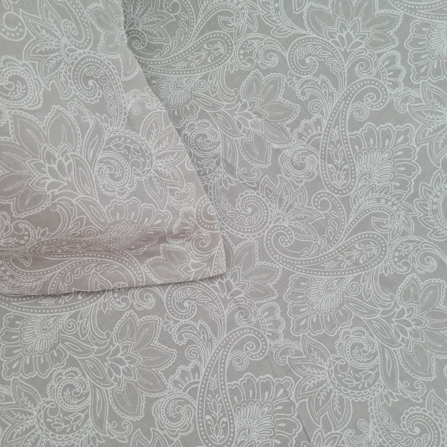 Grey floral Queen bedspread 90x108 in